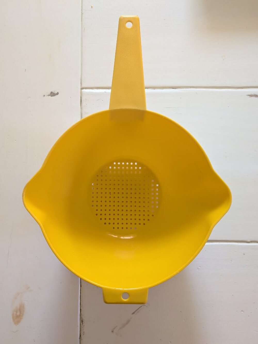 VTG Tupperware Yellow 2 Qt Colander Strainer #1523-4 Handle Double Spouts USA